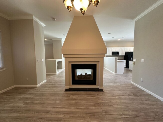 Building Photo - Cute single story home with 3 bedrooms, 2 ...