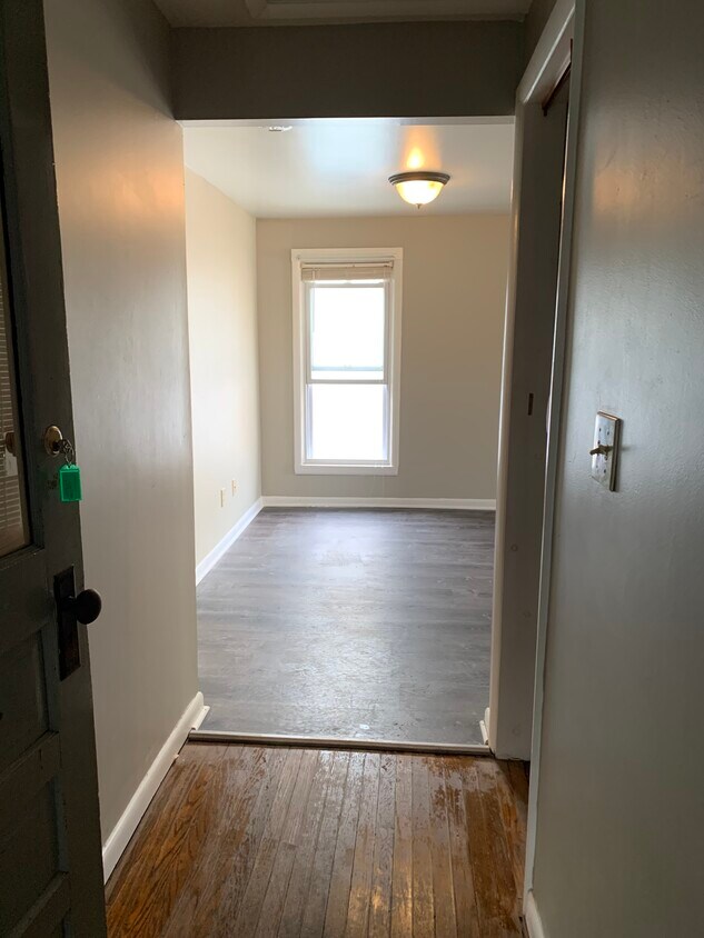 Foto principal - 110 W 3rd St