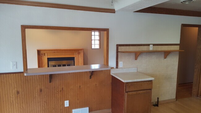 Building Photo - 3 Bed, 2 Bath Remodeled Ranch with Attache...