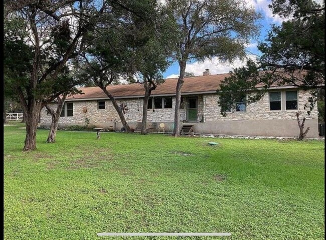 Foto del edificio - 2.35-acre farmhouse in the heart of Cedar Park available for rent!