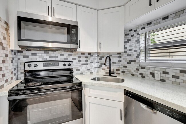 Building Photo - Oakwood Villa