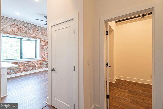 Building Photo - 1211 Bainbridge St