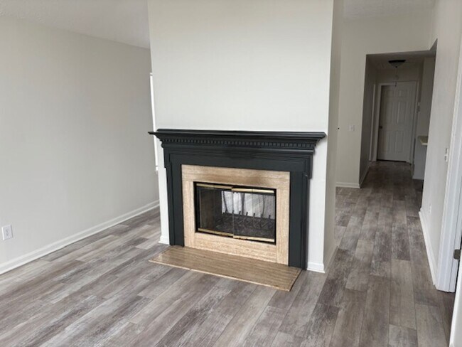 Building Photo - 203 Lake Forest Dr