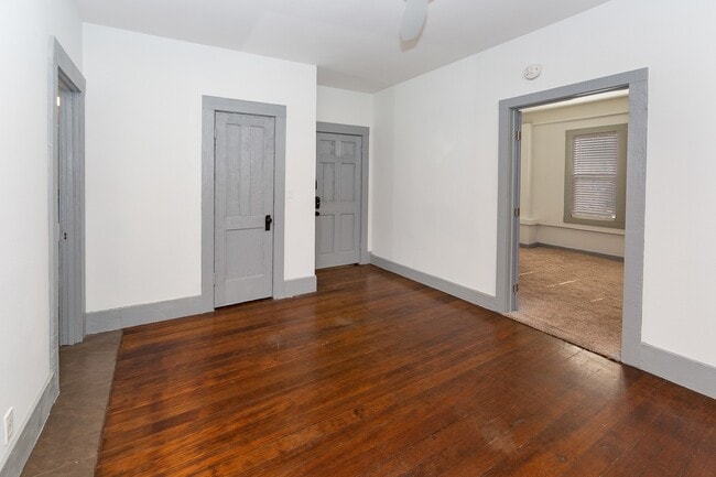 Building Photo - Beautiful 1b Apartment Located in Downtown...
