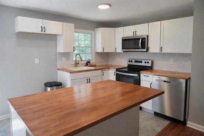 Building Photo - 1551 Pine Glen Cir