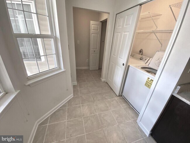 Building Photo - 5827 Wyndham Cir