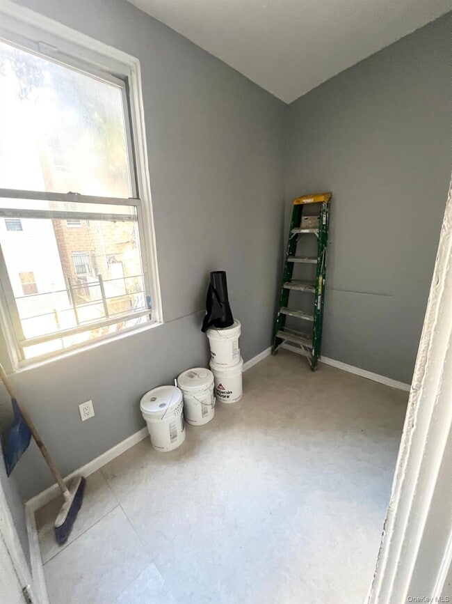 Building Photo - 12 Riverview Pl