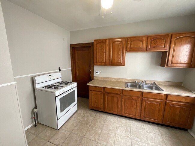 Building Photo - 9613 Sladden Ave