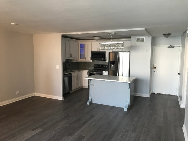 Building Photo - 6301 N Sheridan Rd