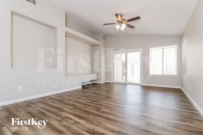 Foto del edificio - 13576 W Desert Ln