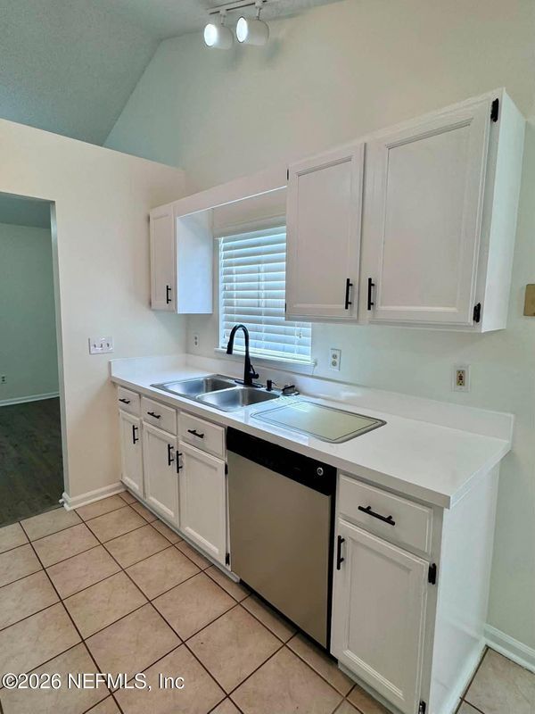 Foto del edificio - 8250 Lakemont Dr