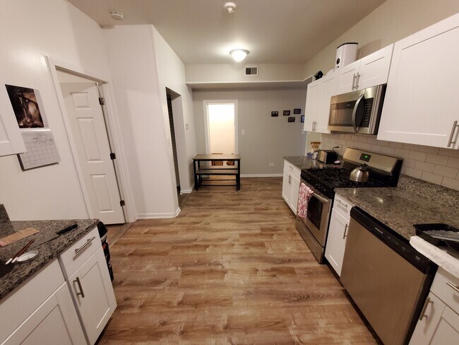 Foto del edificio - 3320 W Diversey Ave