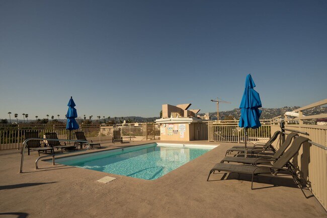 Foto del edificio - Beverly Hills Prime Location - 2 bed 2.5 bathroom