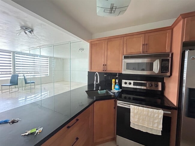 Building Photo - 2899 Collins Ave