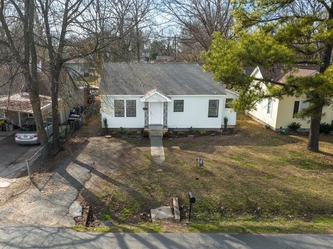 Building Photo - Freshly Updated 2 Bedroom House