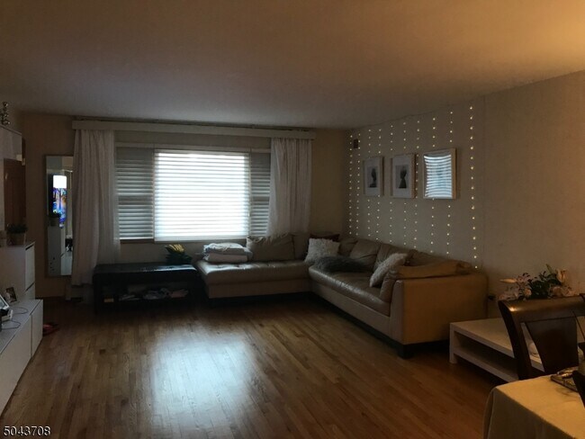 Foto del edificio - 82 Cloverdale Rd