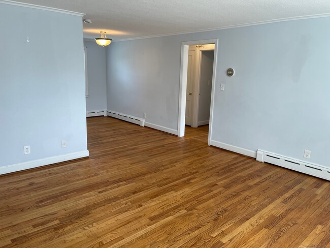 Building Photo - 1058 Farmington Ave