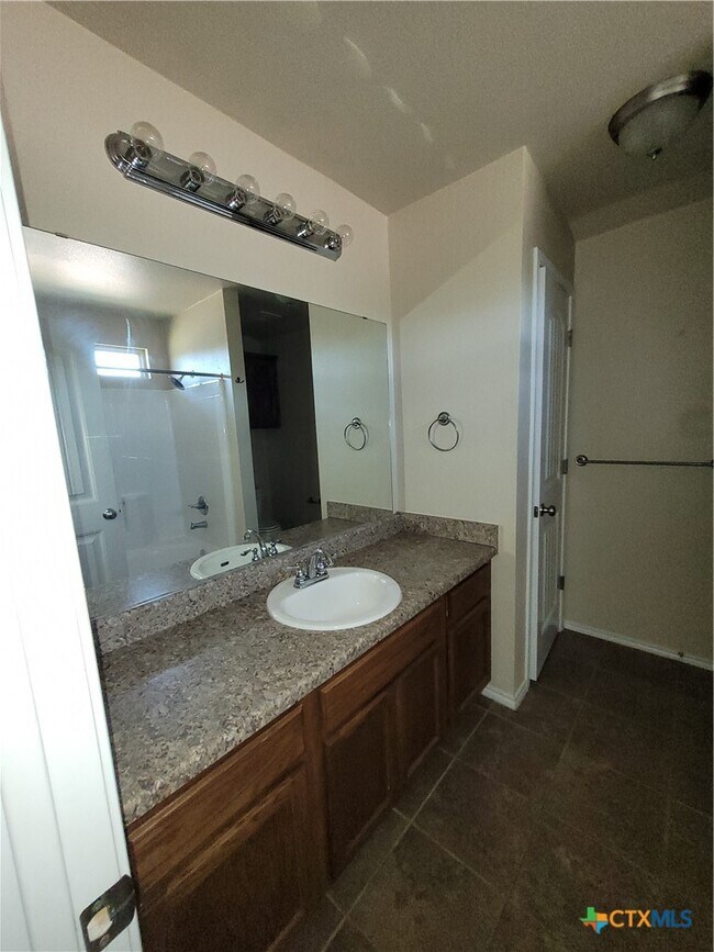 Building Photo - 935 Brookview Dr