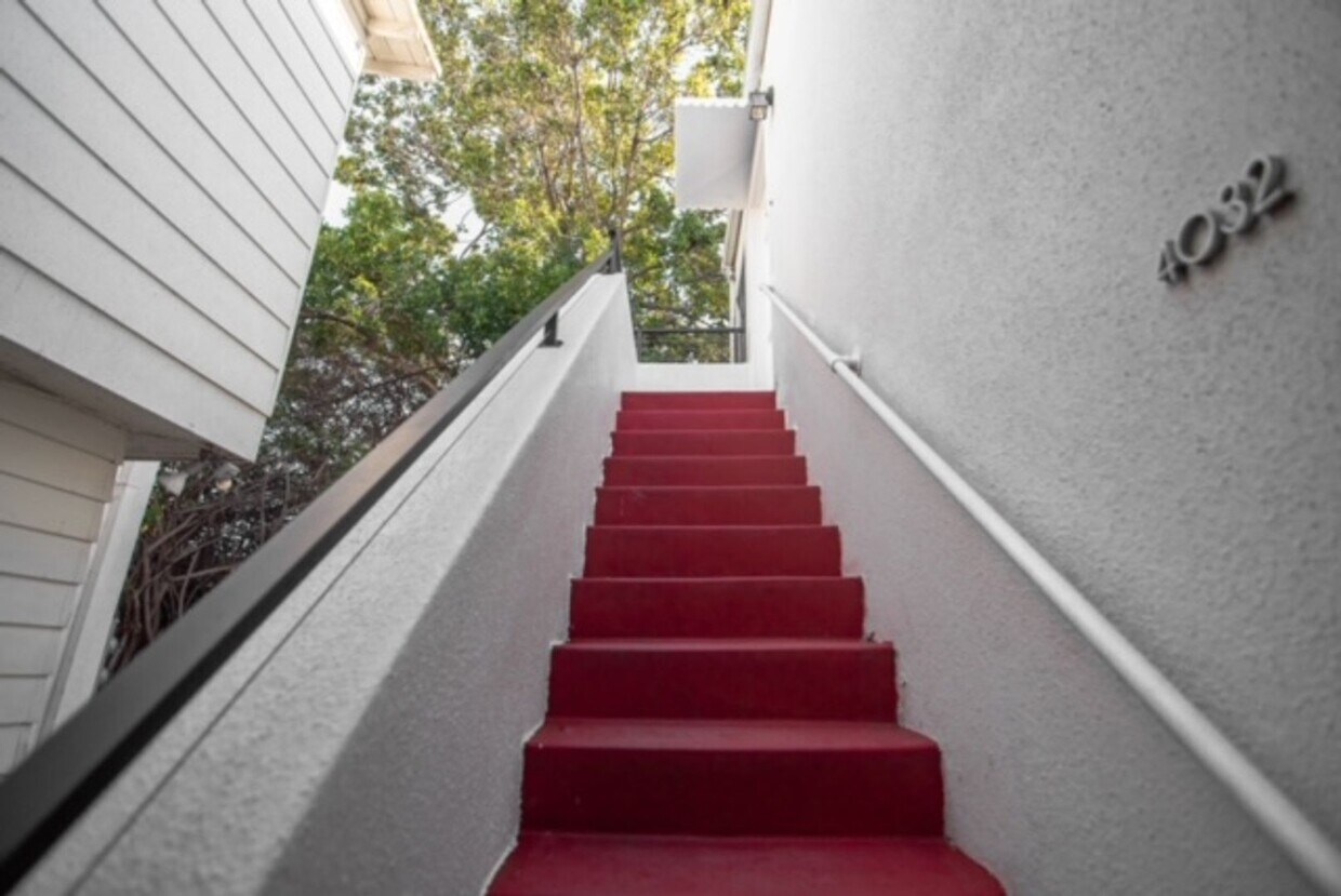 Foto principal - Beautiful 1B/1BA Upstairs Furnished Apt in...