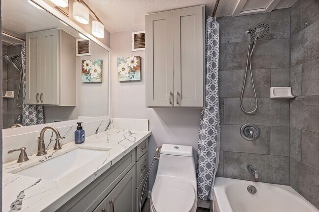 Foto del edificio - Kaneohe 2 BD 1 BA Condo with Pool!
