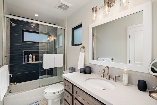 Full bath - 807 Salem Ct