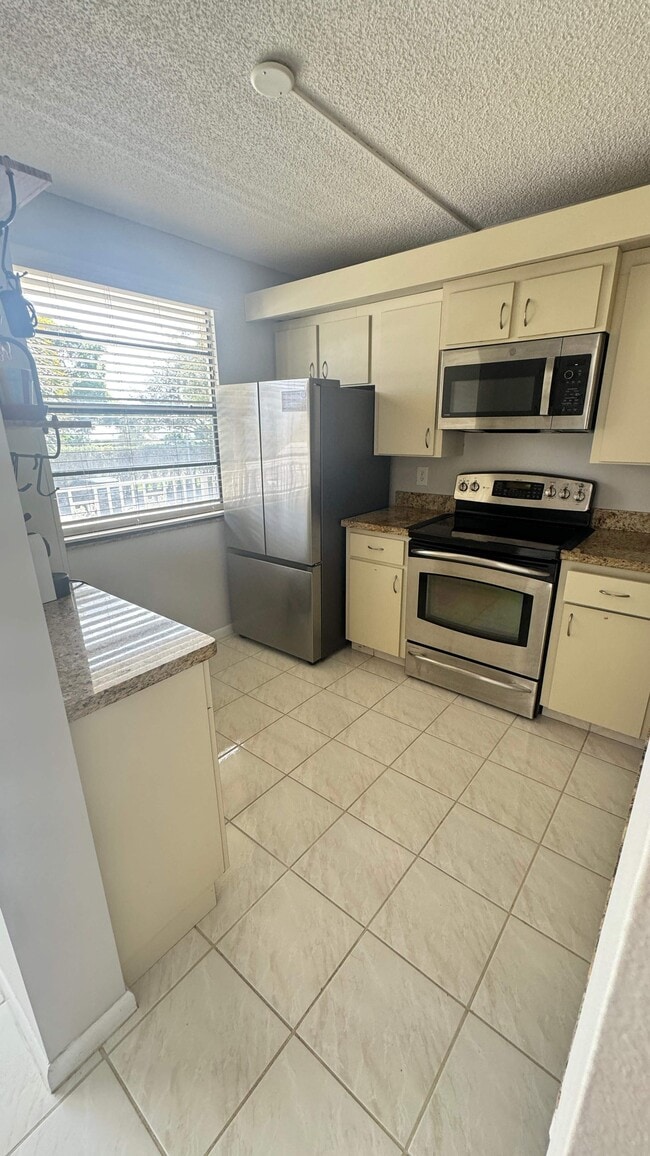 Building Photo - 6049 Balboa Cir