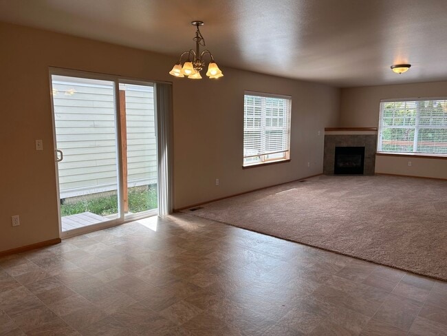 Building Photo - 2200 Greenview Cir