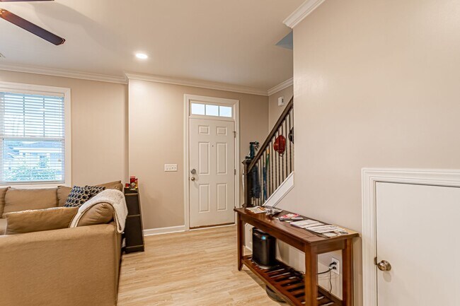 Foto del edificio - Downtown Living, Fenced Yard and LVT Floor...