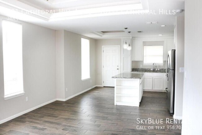 Building Photo - 701 Cathedral Hl