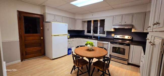 Building Photo - 2231 Capouse Ave