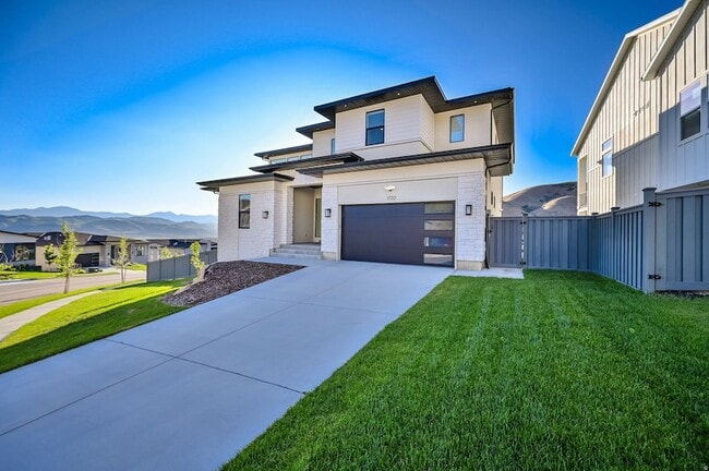 Building Photo - 1722 Oakridge Cir
