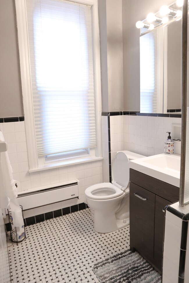 Building Photo - 302 S 12th St