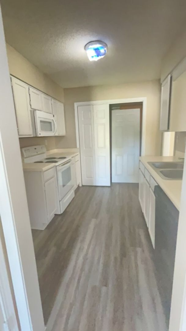 Foto del edificio - 4 Success in now offering this Spacious 2....