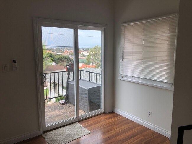 Photo - 525 E Mariposa Ave Apartments