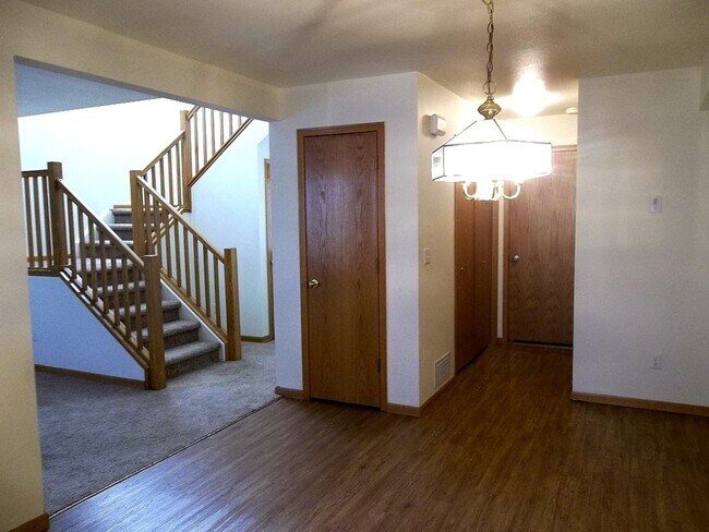 Foto del edificio - Spacious 3-Bedroom Townhome with Garage & Patio