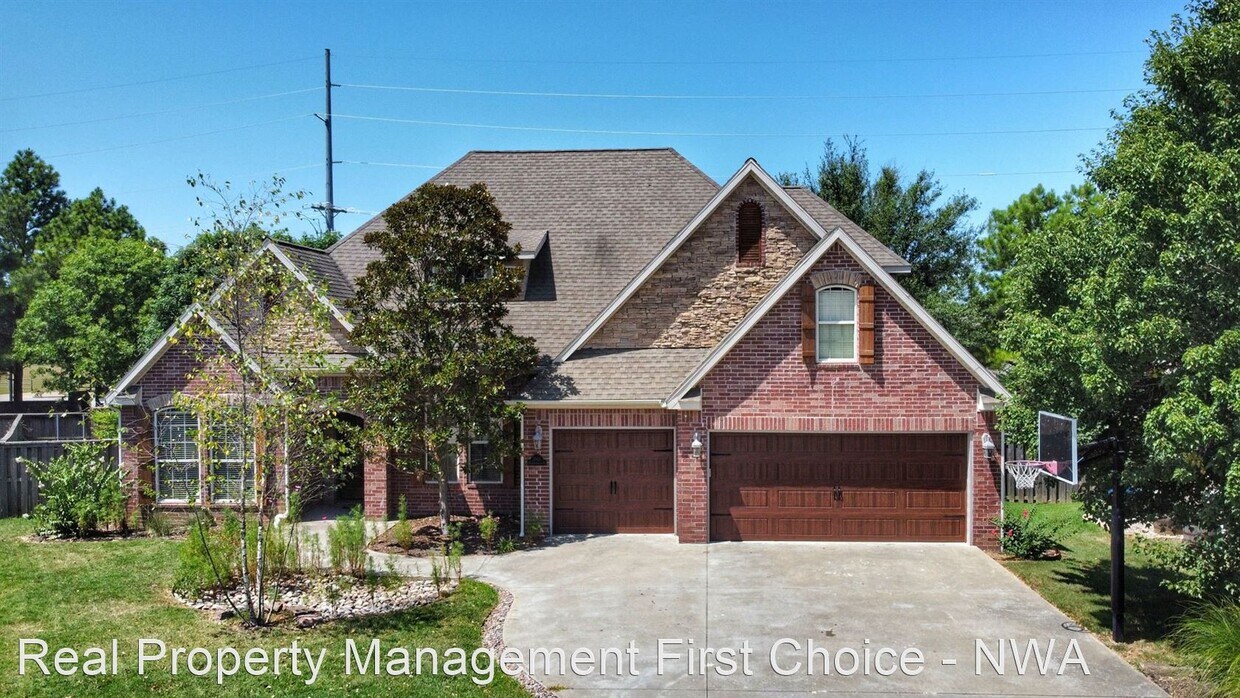 Foto principal - 4 br, 3.5 bath House - 1501 NE Greenbrier ...