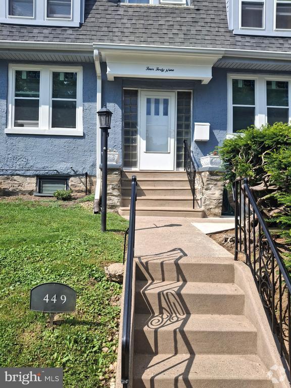 Building Photo - 449 Roslyn Ave