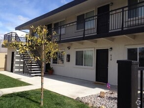 Building Photo - 610-616 Iris Dr