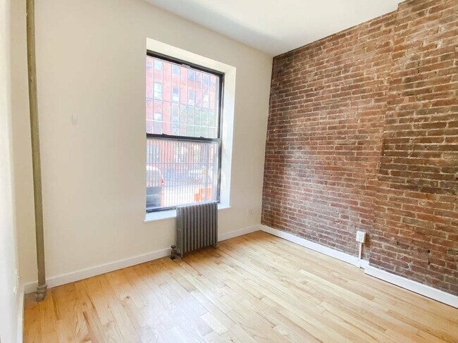 Building Photo - 435 W 54th St