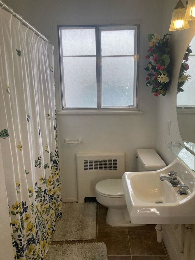 Building Photo - Studio Walking Distance to the University of Utah!