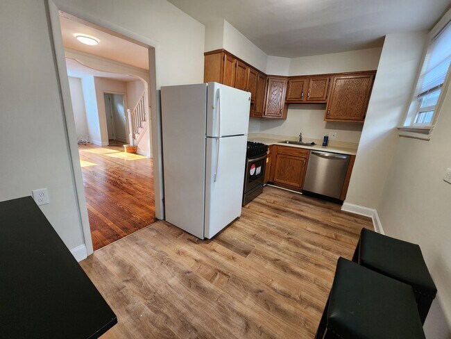 Building Photo - Spacious, BRIGHT, 2BR House w/ HW Floors, W/D