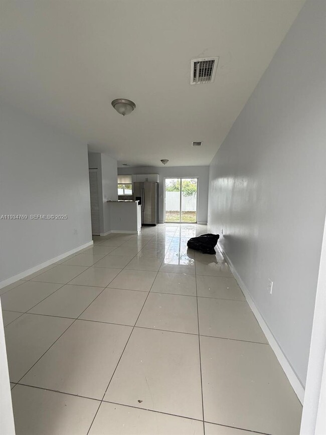 Foto del edificio - 2121 NW 72nd St