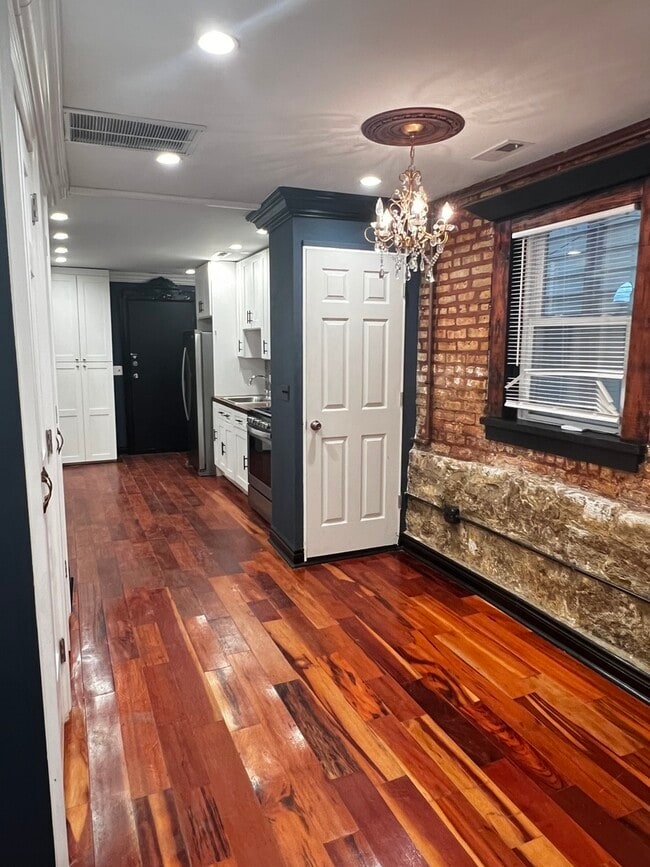 Building Photo - 2437 N Francisco Ave