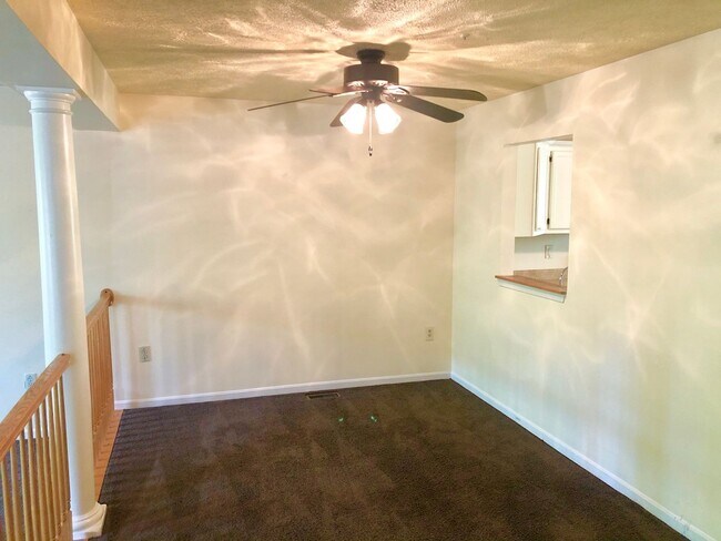 Building Photo - Lovely 3 BA/2 Full BA & 2 Half BA Townhome...