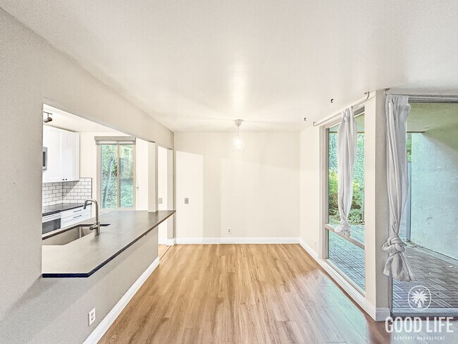 Building Photo - Stunning 1BD/1BA W/ Reserved Parking, A/C, and Community Pool in College Area!