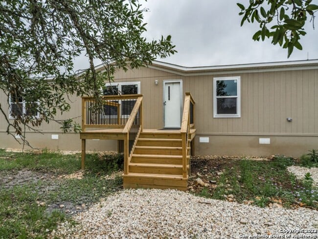 Building Photo - 4 Bedroom/2 Bathroom Home in the Holiday V...
