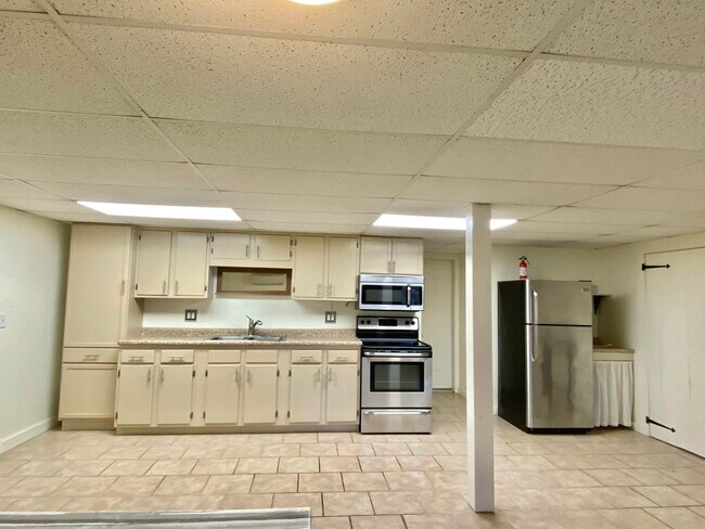 Building Photo - 2933 W River Rd