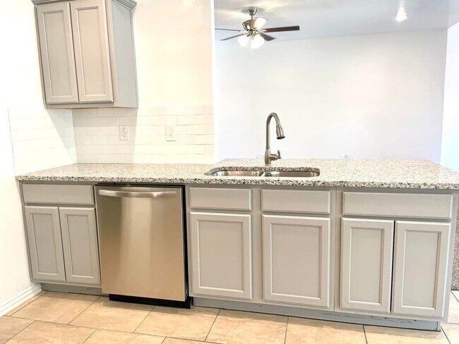 Foto del edificio - 914 Indian Plns Rd