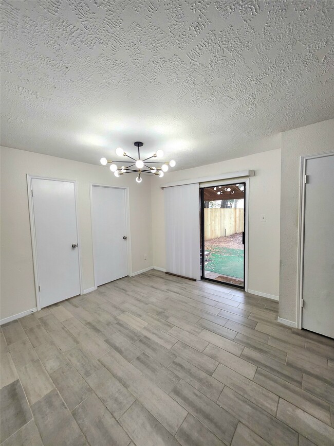 Building Photo - 10047 Emerald Creek Dr