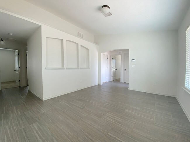 Building Photo - East El Paso 4 bed Refirg A/C